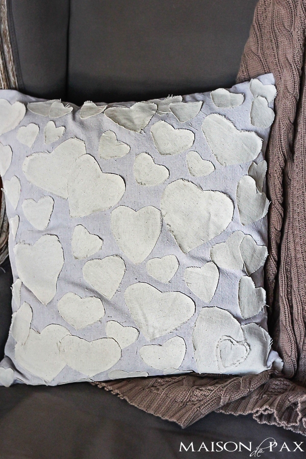 Anthropologie inspired NO SEW heart pillow from drop cloth | aiweb9ygdry.cmersite.com #knockoff #valentines 