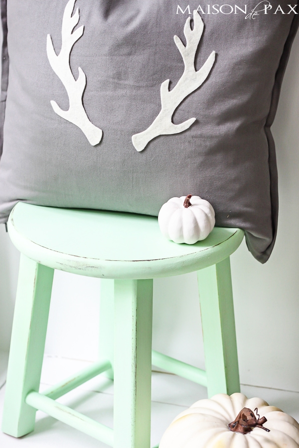 adorable fall or winter pillow and SO easy! via aiweb9ygdry.cmersite.com #tutorial #diy #antler #fall #christmas