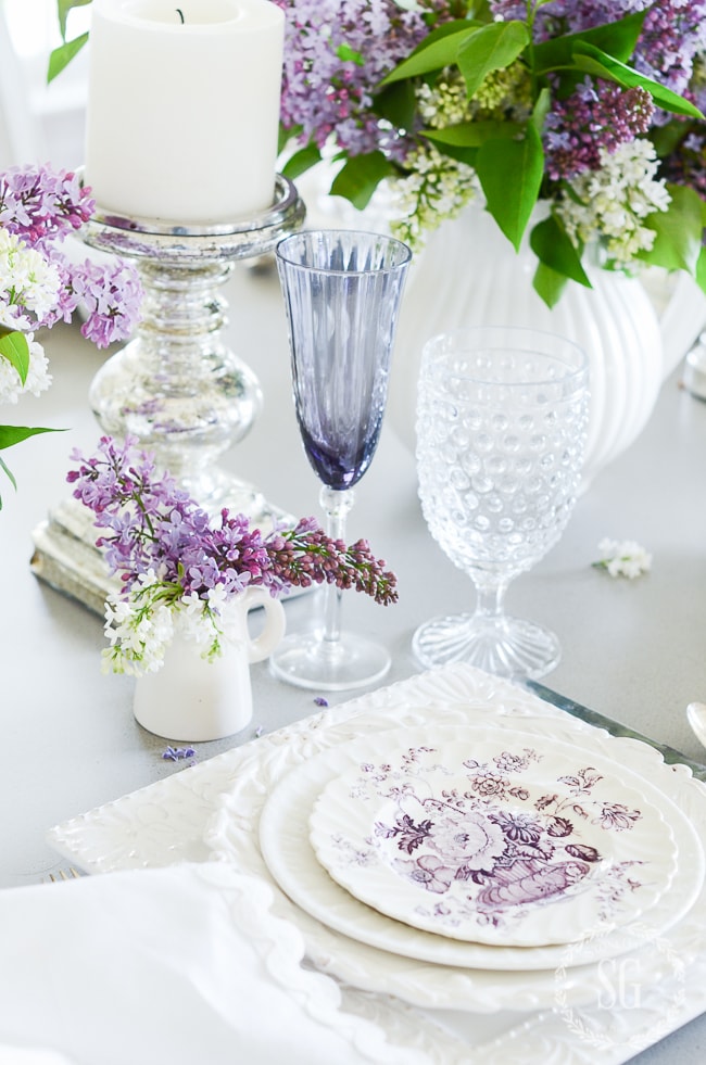 Crisp, white traditional farmhouse dining room: so many beautiful decorating ideas!