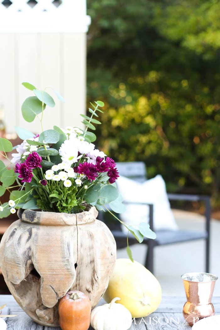 mums and eucalyptus make a gorgeous, simple fall centerpiece #thanksgivingtable