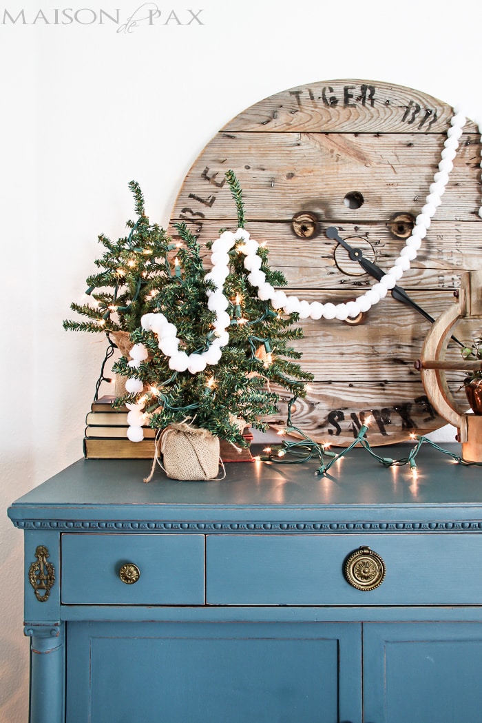 Gorgeous, simple Christmas home tour: natural greenery, winter woodland theme, sparkly touches, and simple reminder of the hope of the season. Tons of diy and decorating ideas | aiweb9ygdry.cmersite.com