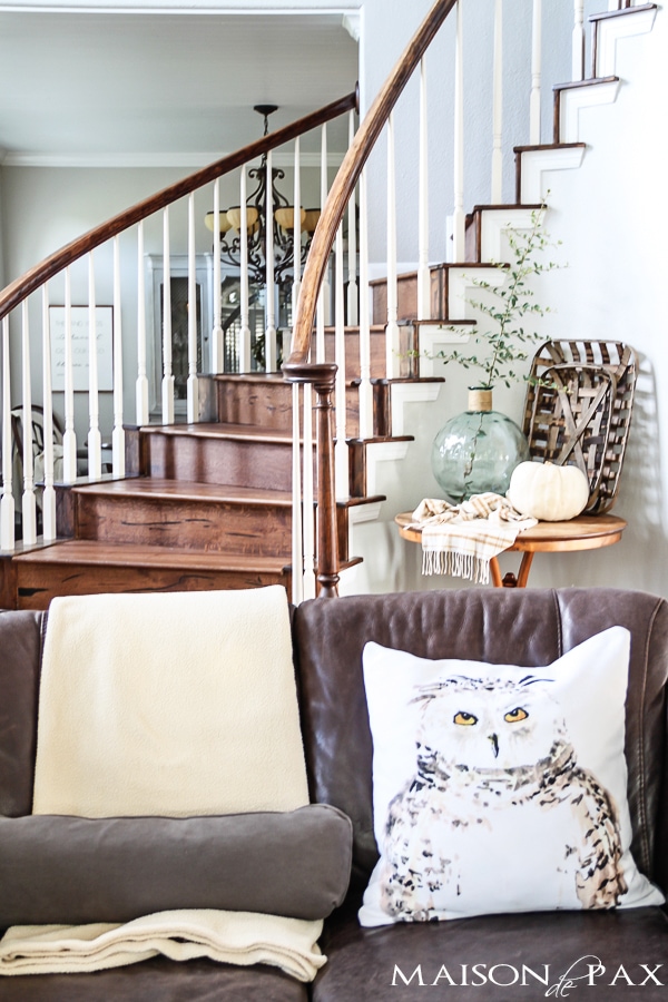 I love this fall home tour! Calming neutrals and lots of texture: simple ideas and easy fall decorations | aiweb9ygdry.cmersite.com