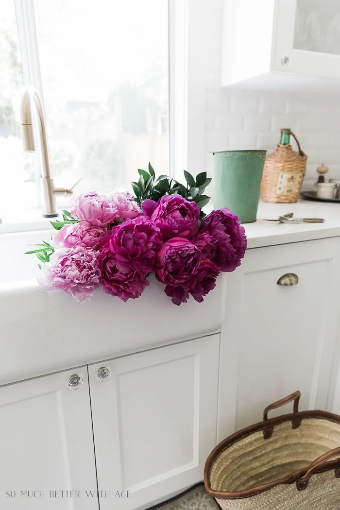 peonies-white-kitchen-sink-301