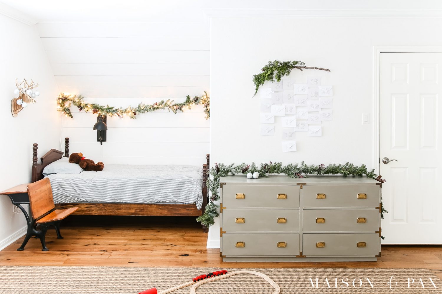 garland and advent calendar, holiday decor in kid's room #holidaydecorating