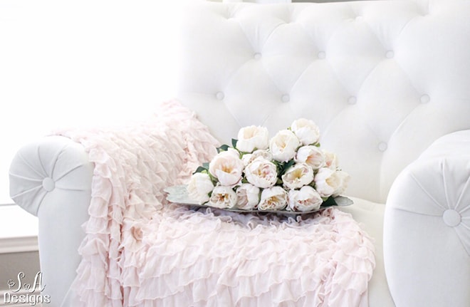 Tips for using florals in your home: Fresh flowers can be expensive and short lived... but they're not the only way to decorate with flowers! Don't miss these creative tips for decorating with florals!