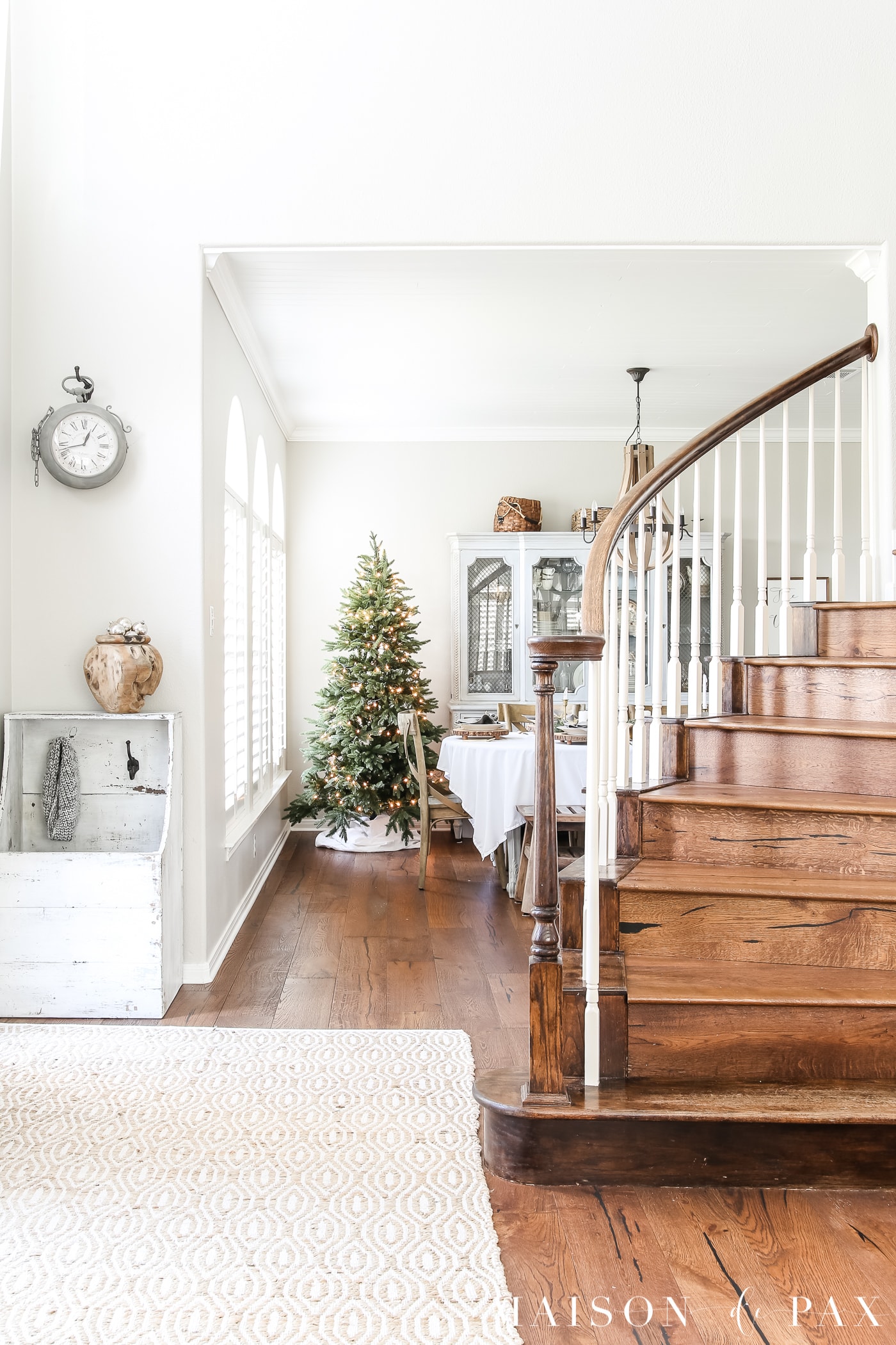simple neutral holiday decorating ideas #holidaydecorating
