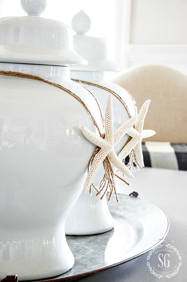Crisp, white traditional farmhouse dining room: so many beautiful decorating ideas!