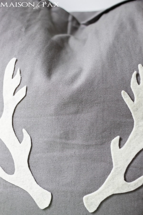 adorable fall or winter pillow and SO easy! via aiweb9ygdry.cmersite.com #tutorial #diy #antler #fall #christmas