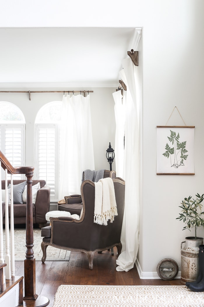 Looking to add a little farmhouse charm to your space? This DIY botanical hanging is so easy. Make it AND so many other fun, farmhouse, DIY Projects.