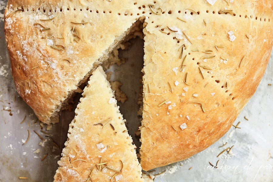 Homemade bread with just 5 ingredients and three easy steps! Delicious focaccia recipe via aiweb9ygdry.cmersite.com 