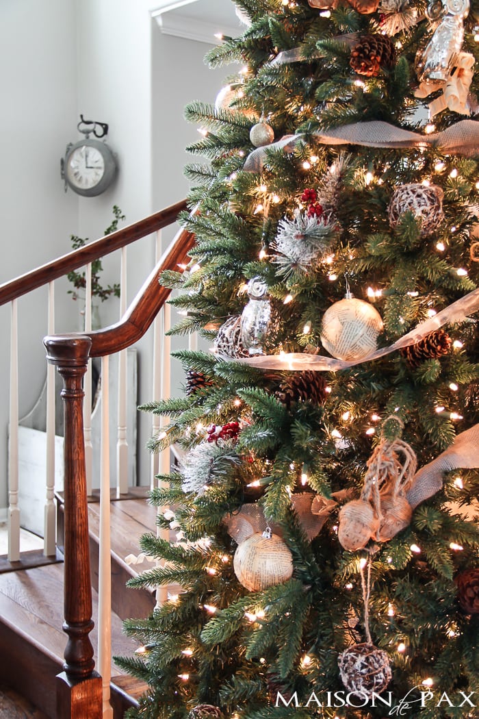 What a beautiful Christmas tree! Natural elements and neutral ornaments make this winter woodland tree simple and gorgeous | aiweb9ygdry.cmersite.com