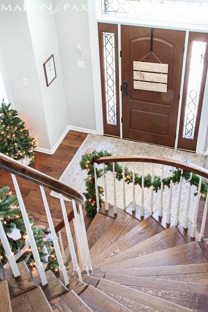 Gorgeous, simple Christmas home tour: natural greenery, winter woodland theme, sparkly touches, and simple reminder of the hope of the season. Tons of diy and decorating ideas | aiweb9ygdry.cmersite.com