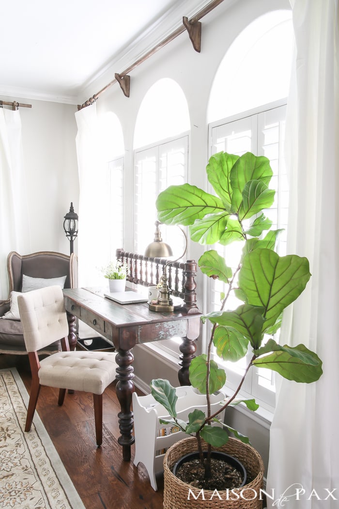 Beautiful summer home tour with lots of whites, raw wood tones, and simple decorating ideas