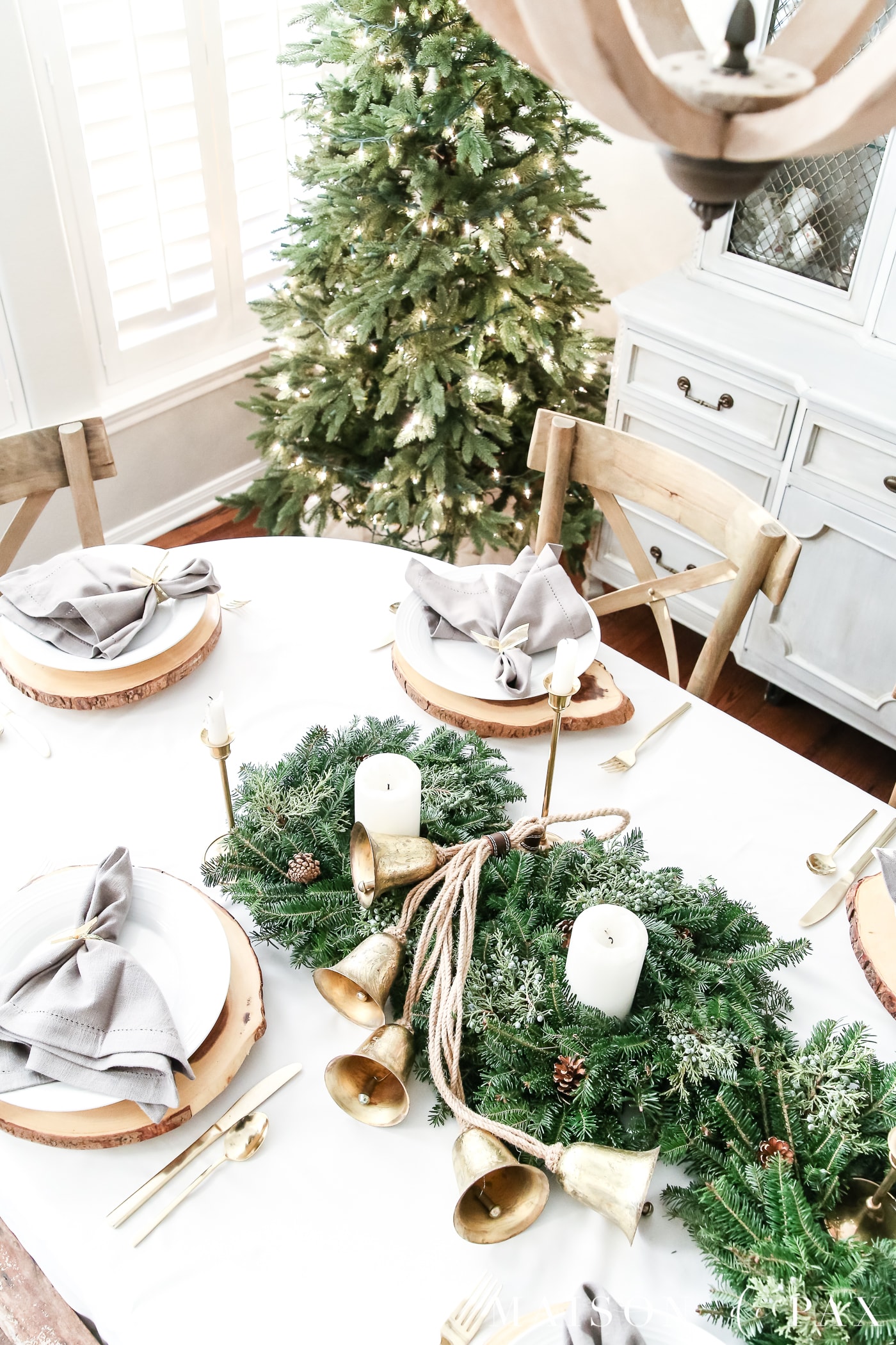 green and gold tablescape, natural centerpiece, green garland, #holidaytablescape