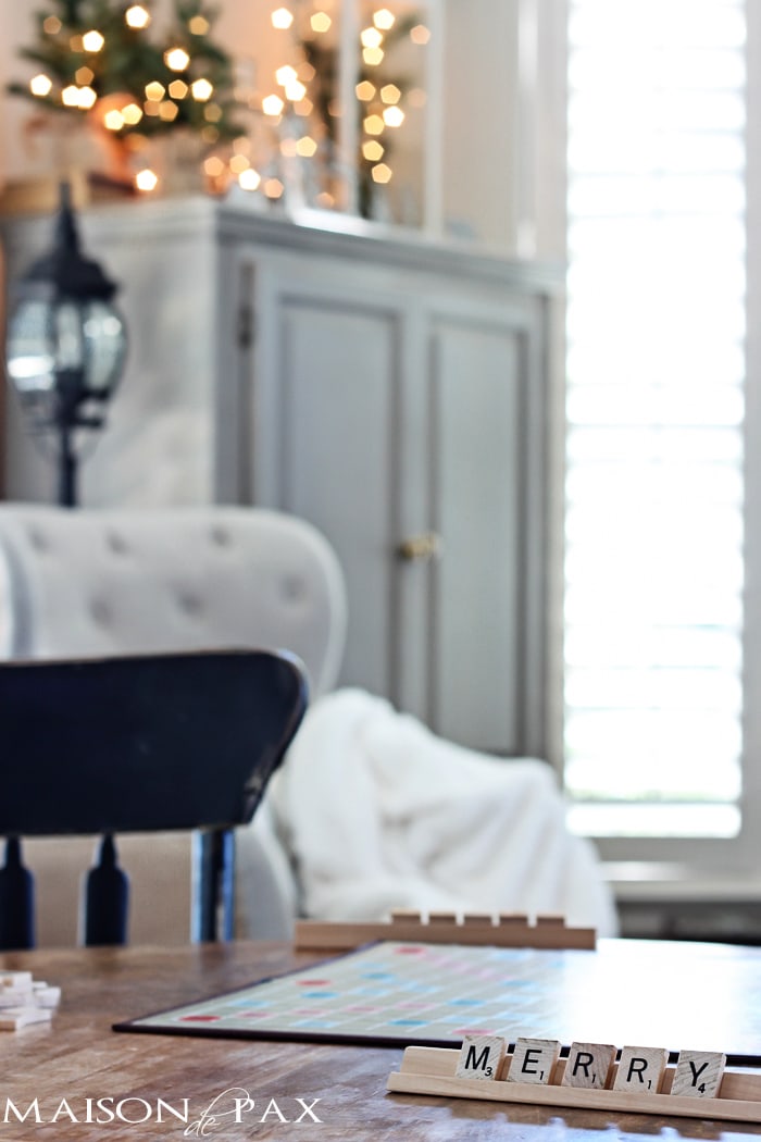 Gorgeous, simple Christmas home tour: natural greenery, winter woodland theme, sparkly touches, and simple reminder of the hope of the season. Tons of diy and decorating ideas | aiweb9ygdry.cmersite.com