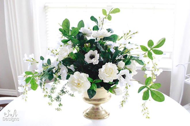 Tips for using florals in your homeTips for using florals in your home: Fresh flowers can be expensive and short lived... but they're not the only way to decorate with flowers! Don't miss these creative tips for decorating with florals!