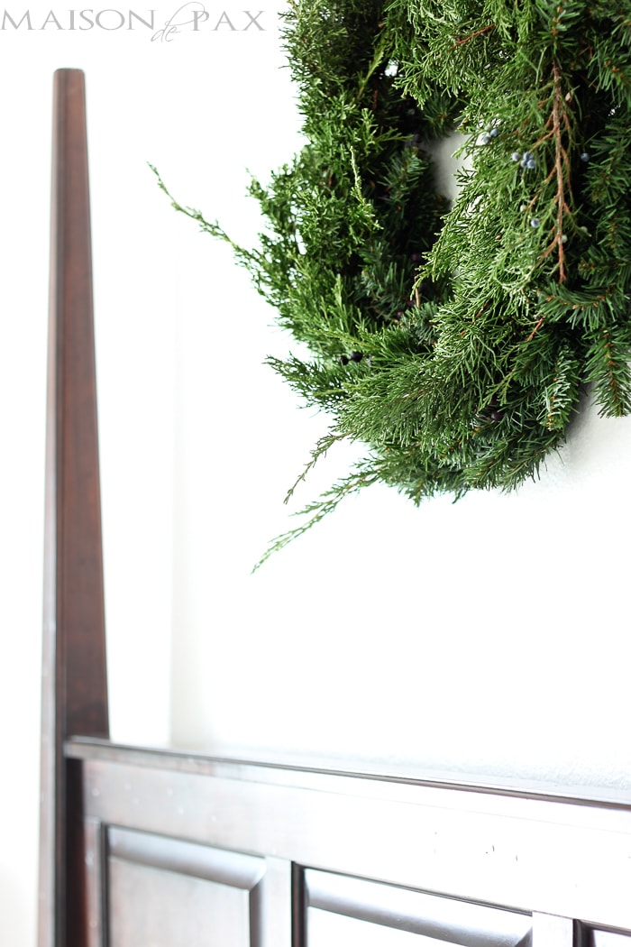 Gorgeous, simple Christmas home tour: natural greenery, winter woodland theme, sparkly touches, and simple reminder of the hope of the season. Tons of diy and decorating ideas | aiweb9ygdry.cmersite.com
