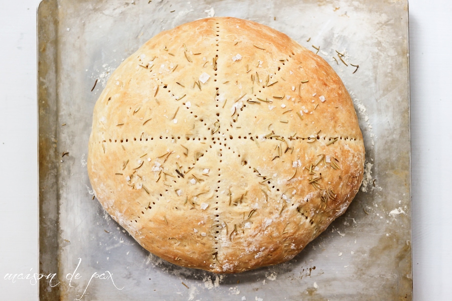 Homemade bread with just 5 ingredients and three easy steps! Delicious focaccia recipe via aiweb9ygdry.cmersite.com 