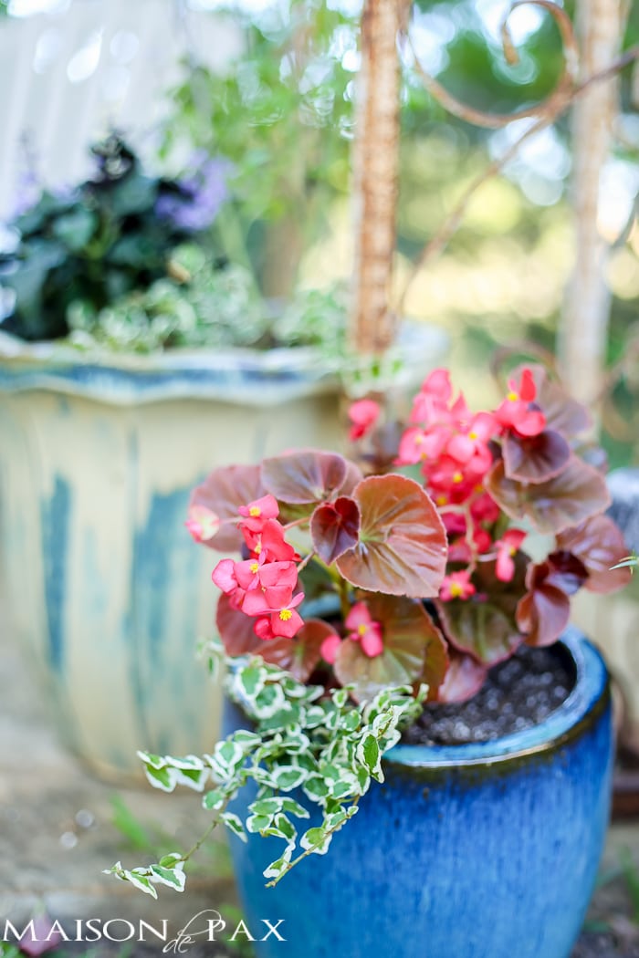 Patio decorated simply for spring - cute ideas and tips on where to find affordable outdoor decor | aiweb9ygdry.cmersite.com