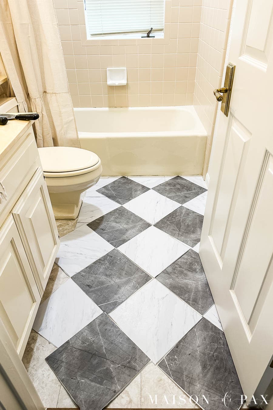 harlequin black and white tile floor pattern