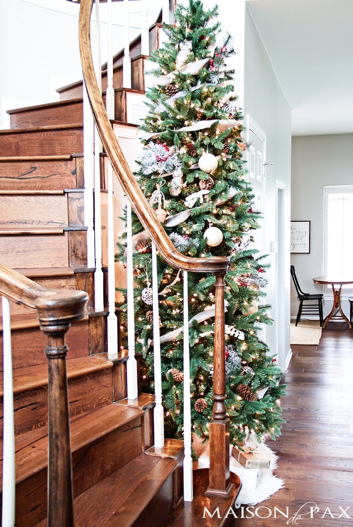 What a beautiful Christmas tree! Natural elements and neutral ornaments make this winter woodland tree simple and gorgeous | aiweb9ygdry.cmersite.com