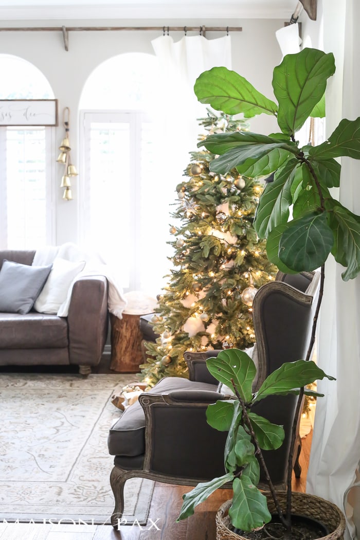 Green and white Christmas decorating ideas - Maison de Pax