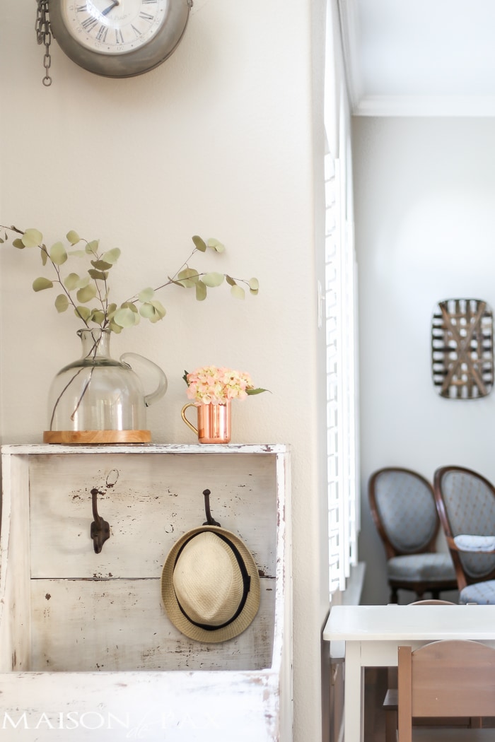 Such sweet, simple, farmhouse style! Tips for quick and easy decorating with flowers | aiweb9ygdry.cmersite.com