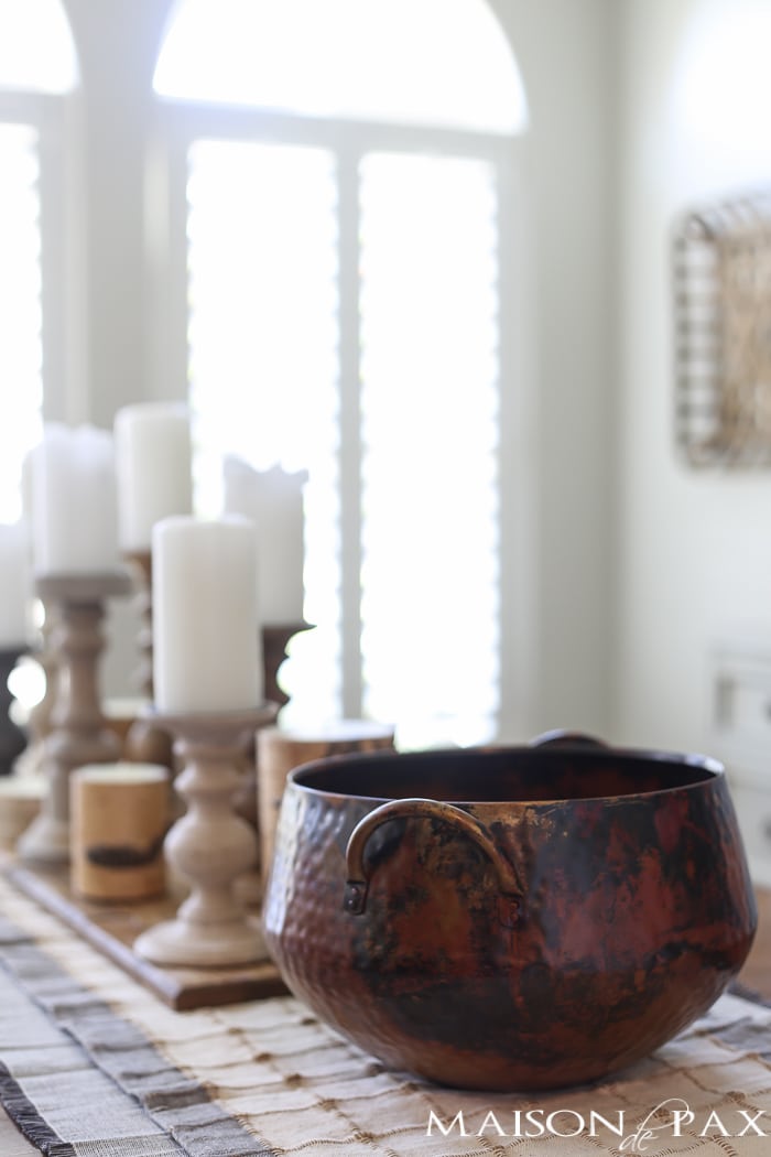Love this super easy DIY centerpiece! So versatile... PLUS a checklist to help you get your Thanksgiving table ready.