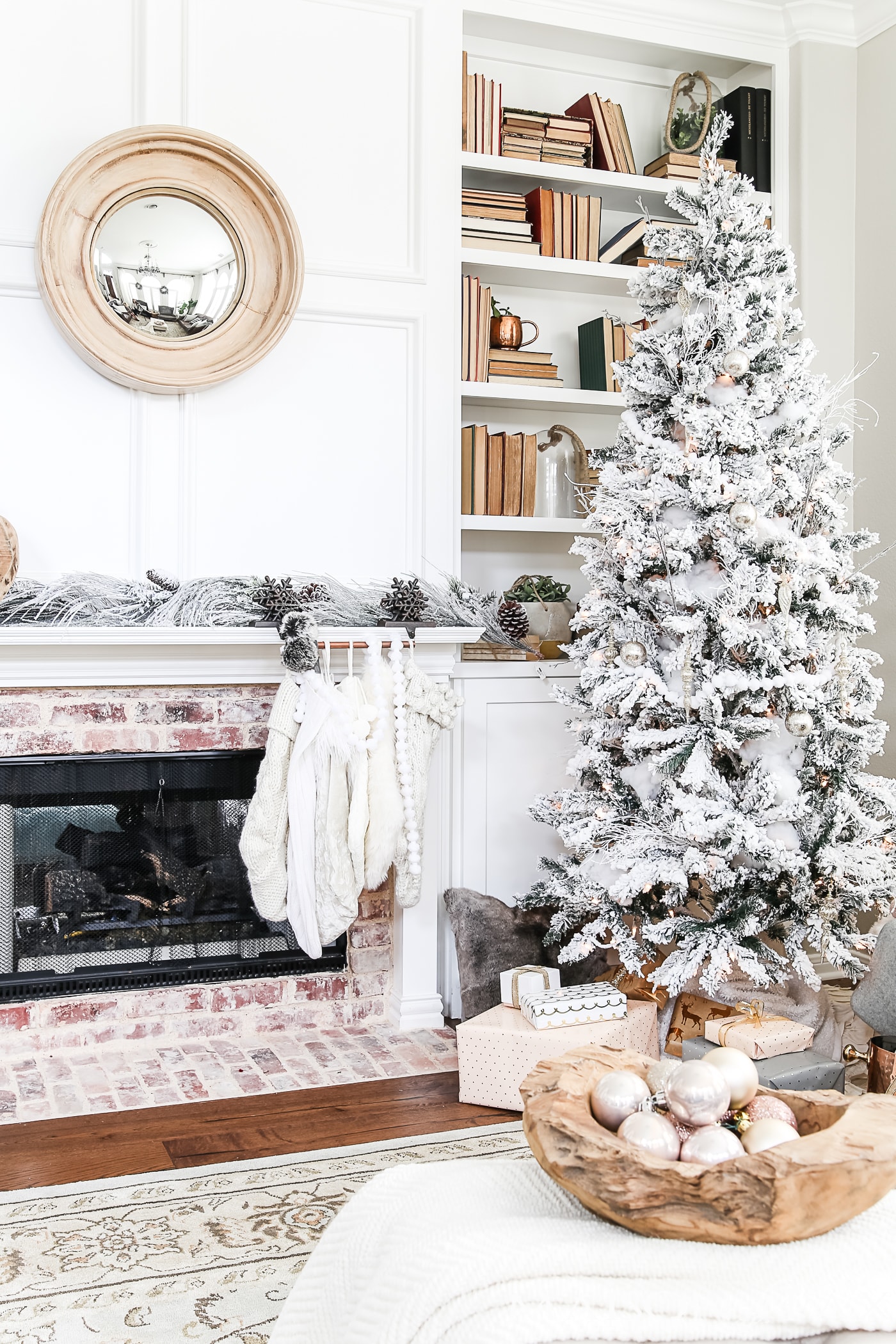 tips for simple, elegant holiday decor: ornaments in a bowl #holidaydecor