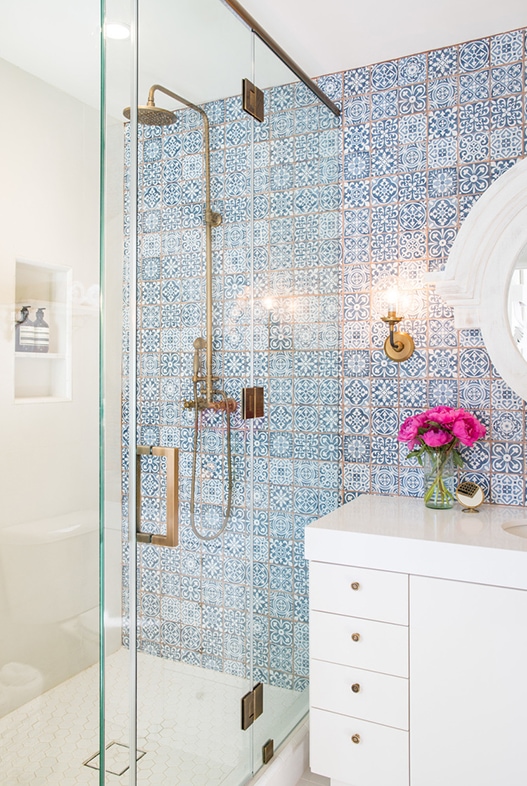 Byrdesign: glamorous bath with spanish blue tiles, white hex, and brass accents