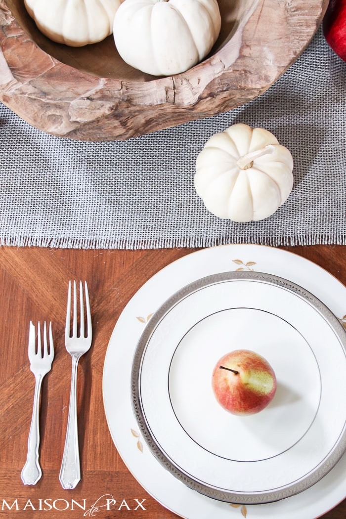 How to set a gorgeous Thanksgiving table: step by step process for a beautiful fall tablescape and gorgeous inspiration with white pumpkins, fall foliage, pears, and natural textures | aiweb9ygdry.cmersite.com