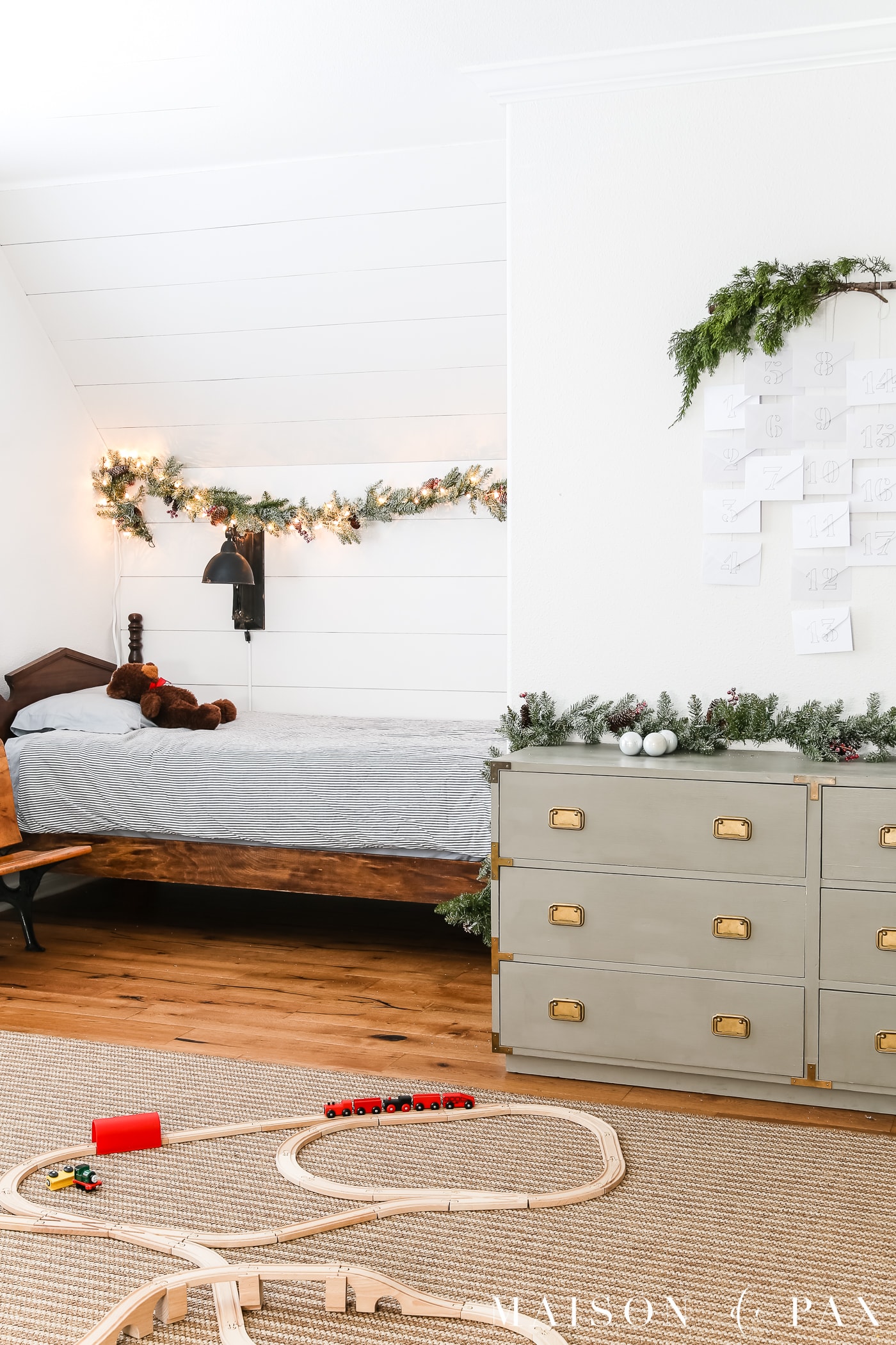 simple holiday decor in a kids room, advent calendar, garland #Christmaskidroom