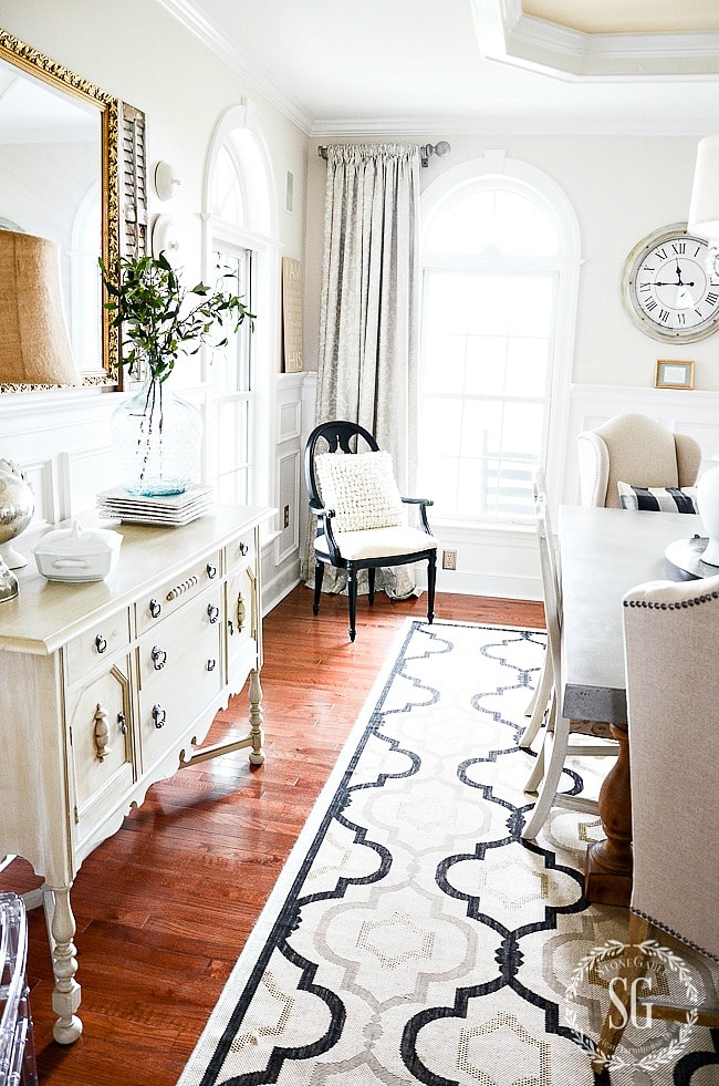 Crisp, white traditional farmhouse dining room: so many beautiful decorating ideas!