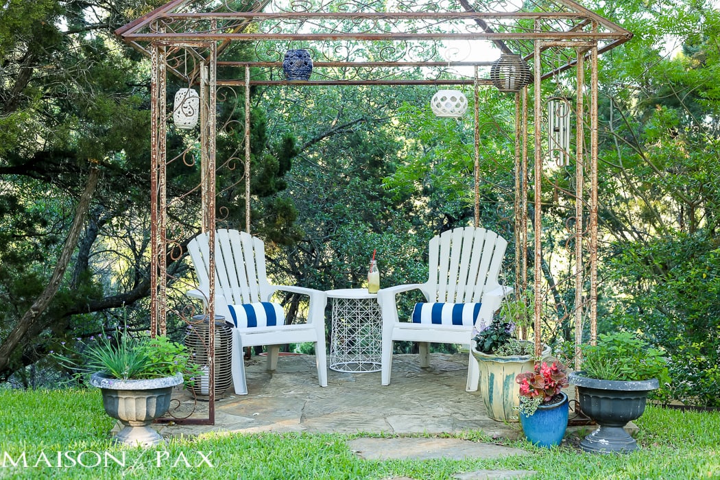 Patio decorated simply for spring - cute ideas and tips on where to find affordable outdoor decor | aiweb9ygdry.cmersite.com
