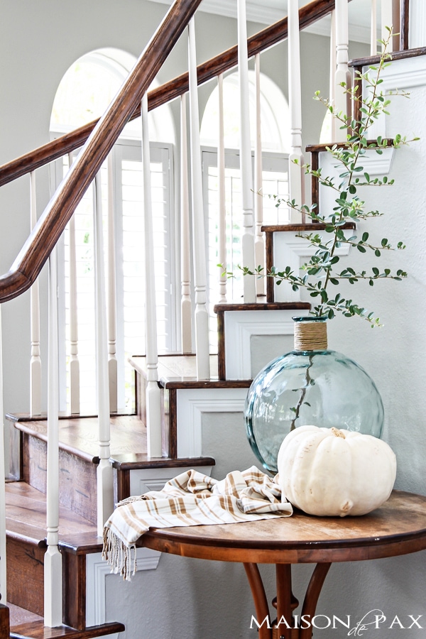 I love this fall home tour! Calming neutrals and lots of texture: simple ideas and easy fall decorations | aiweb9ygdry.cmersite.com