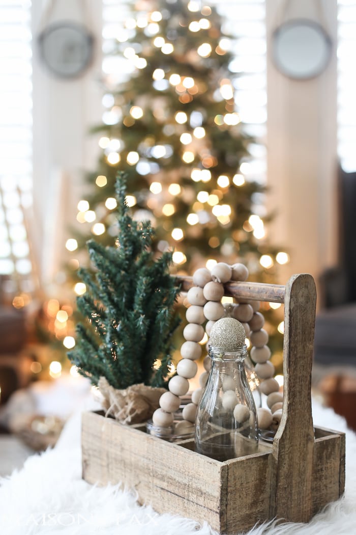 Green and white Christmas decorating ideas - Maison de Pax