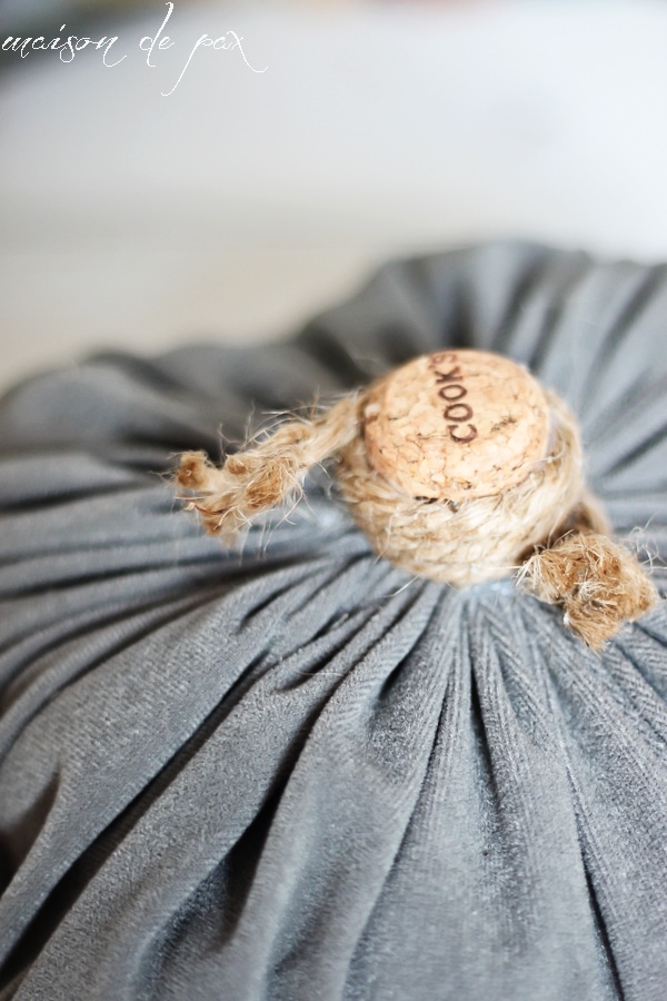 Make your own velvet pumpkins in mere minutes with this easy tutorial via aiweb9ygdry.cmersite.com #diy #fabric #fall #decor