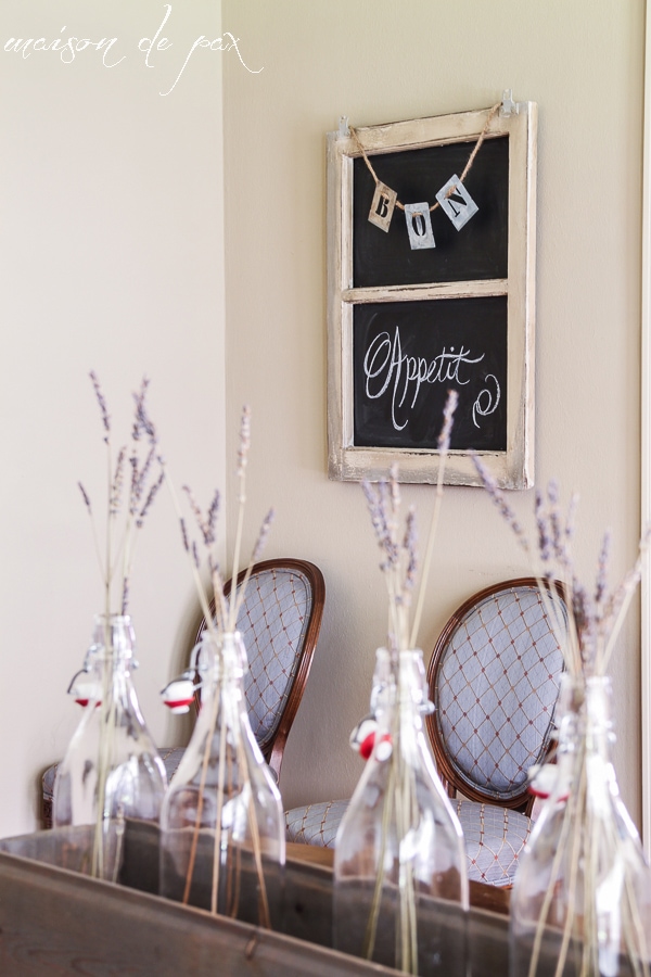 Turn an old window screen into an adorable, versatile chalkboard with this simple tutorial at aiweb9ygdry.cmersite.com! #diy #chalkboard #seasonal