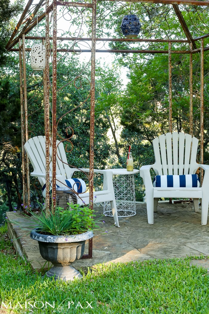 Patio decorated simply for spring - cute ideas and tips on where to find affordable outdoor decor | aiweb9ygdry.cmersite.com