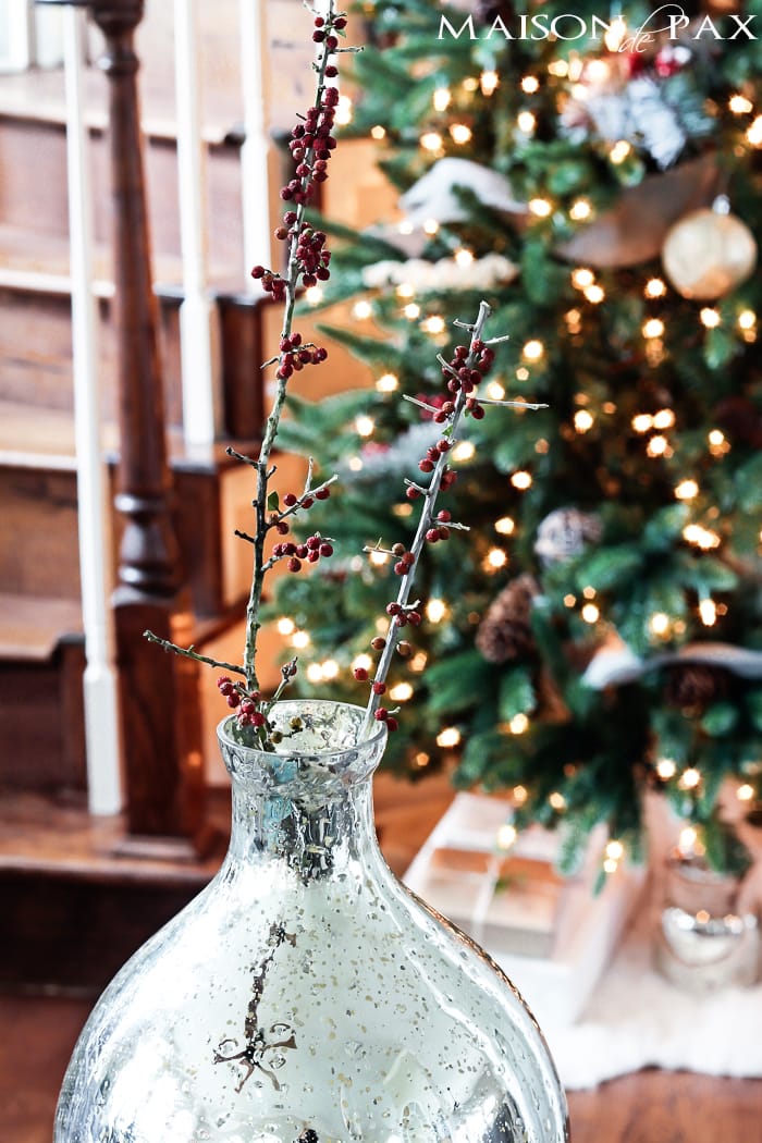 What a beautiful Christmas tree! Natural elements and neutral ornaments make this winter woodland tree simple and gorgeous | aiweb9ygdry.cmersite.com