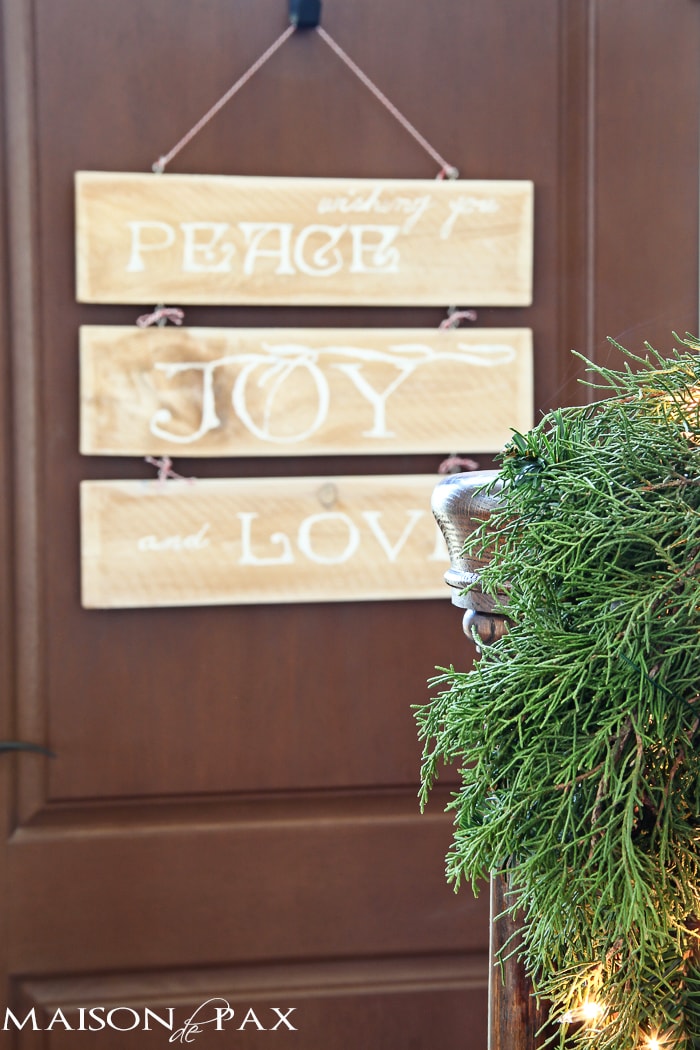 I love this adorable and easy sign! A wonderful alternative to a wreath and so easy to make from a single cedar fence picket | aiweb9ygdry.cmersite.com