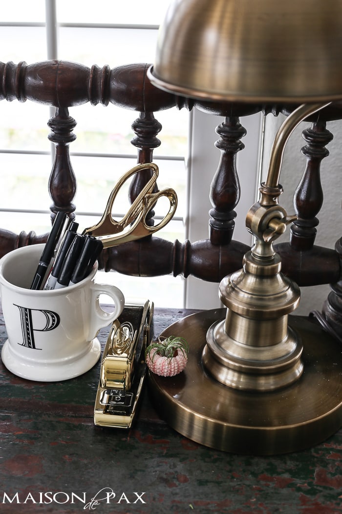 love the gold office supplies! great tips for a functional and beautiful desk space | aiweb9ygdry.cmersite.com