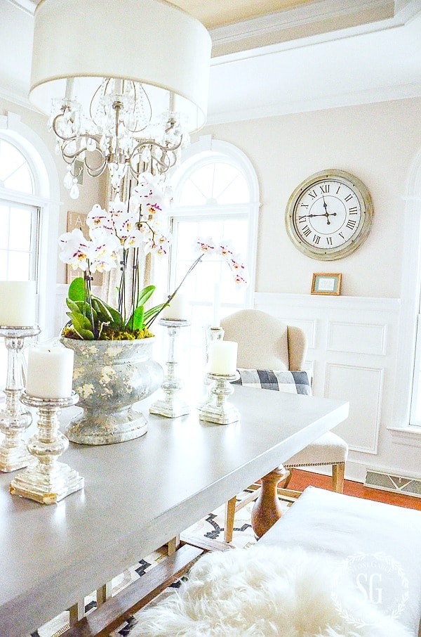 Crisp, white traditional farmhouse dining room: so many beautiful decorating ideas!