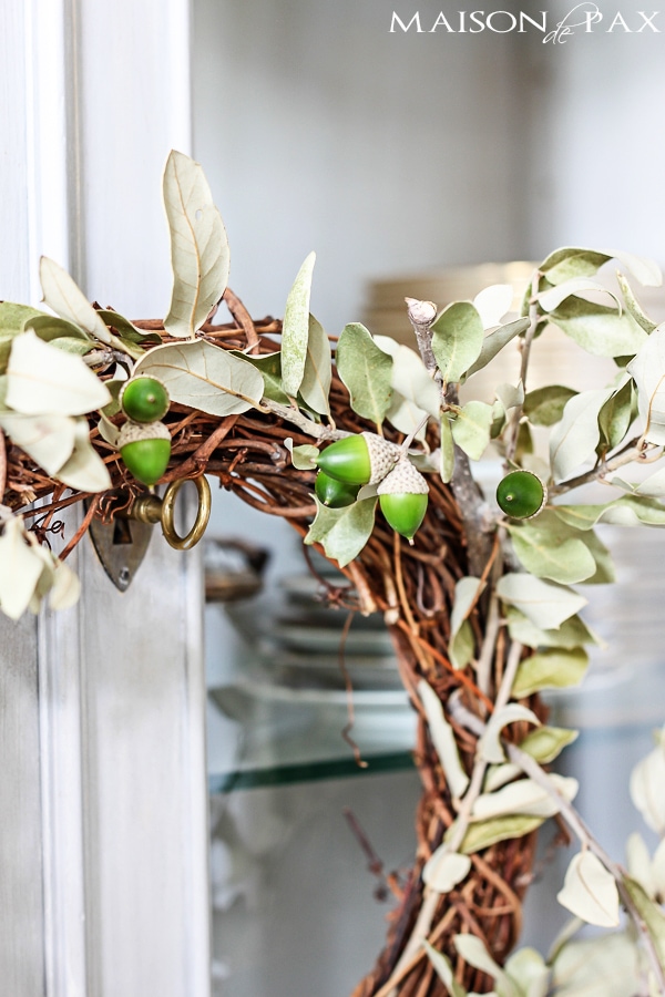 So cute and so affordable! Make this diy oak leaf and acorn wreath for fall in less than 10 minutes | aiweb9ygdry.cmersite.com