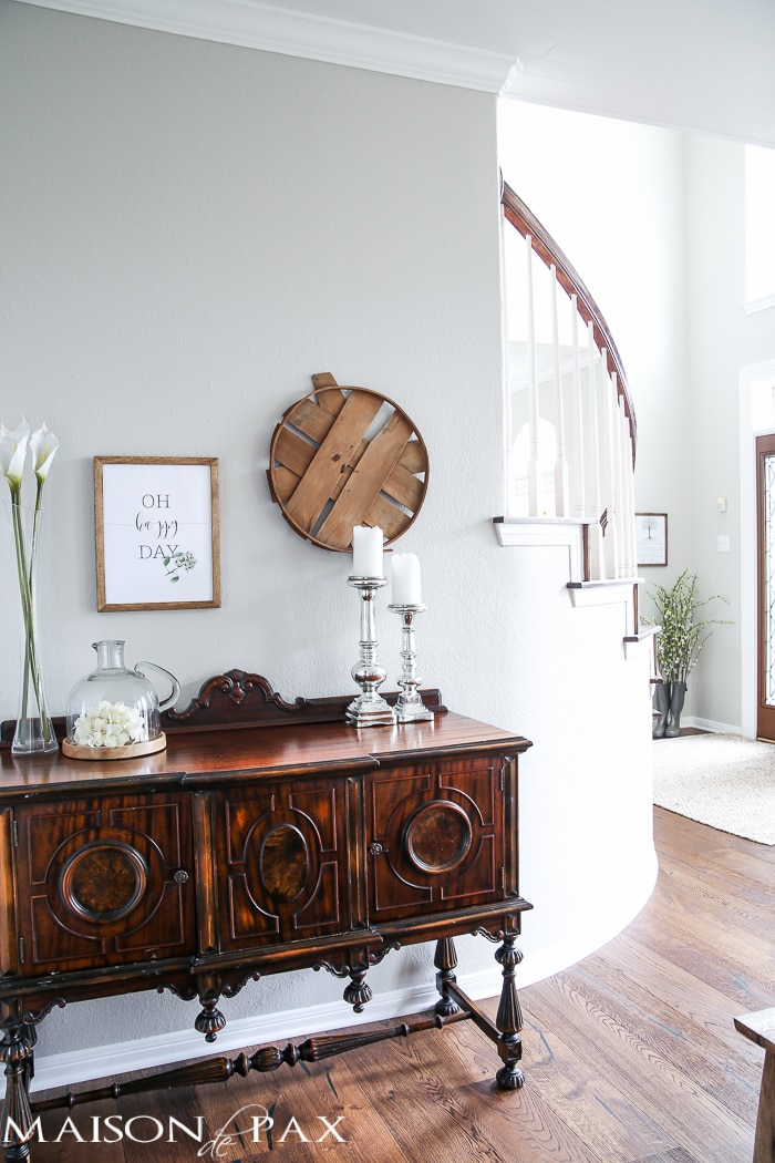 I love the flowers in rain boots! What a beautiful home with light touches of greenery perfect for spring or summer | aiweb9ygdry.cmersite.com
