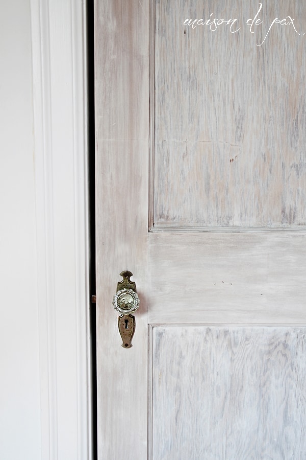 Don't miss this step-by-step tutorial for creating a gorgeous, textured, whitewashed door at aiweb9ygdry.cmersite.com