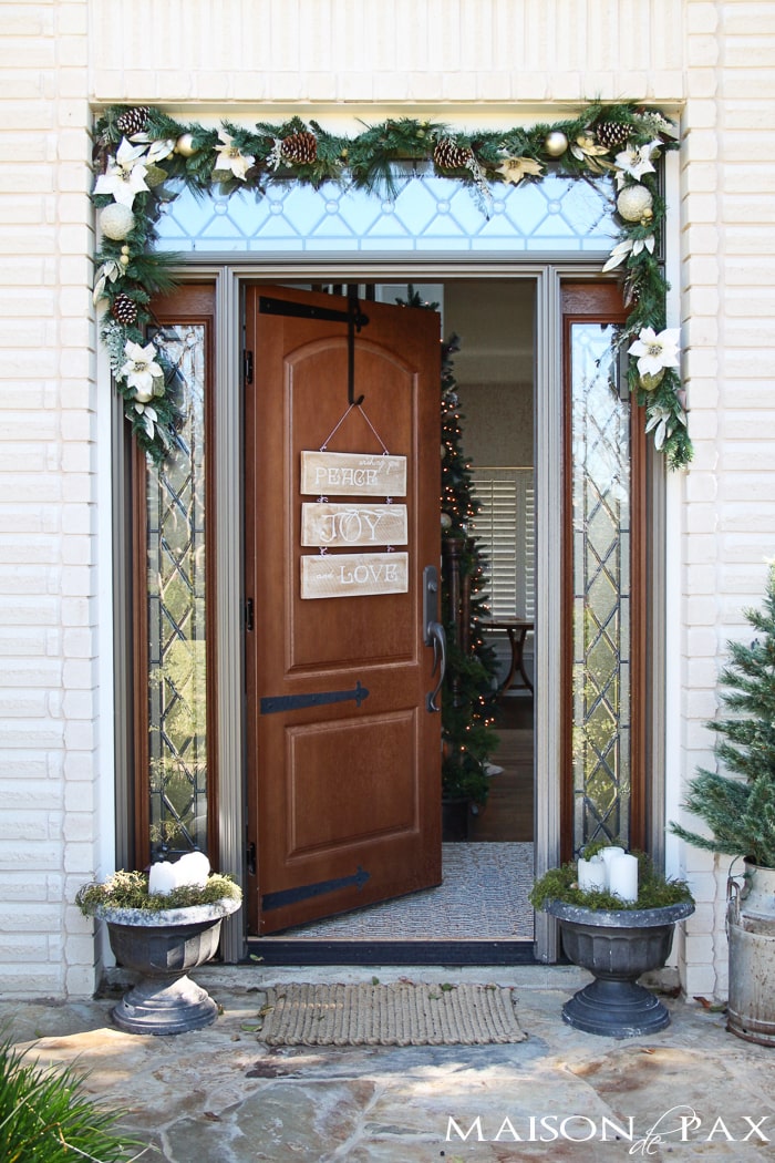I love this adorable and easy sign! A wonderful alternative to a wreath and so easy to make from a single cedar fence picket | aiweb9ygdry.cmersite.com
