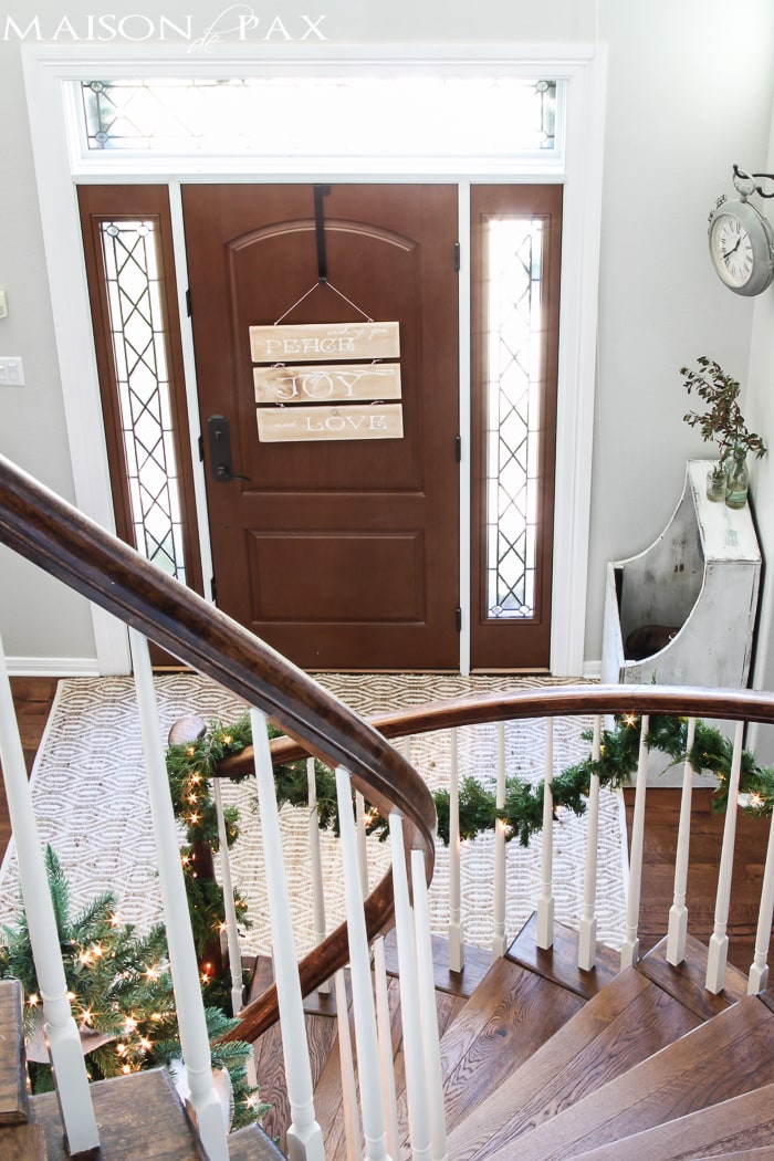 Gorgeous, simple Christmas home tour: natural greenery, winter woodland theme, sparkly touches, and simple reminder of the hope of the season. Tons of diy and decorating ideas | aiweb9ygdry.cmersite.com