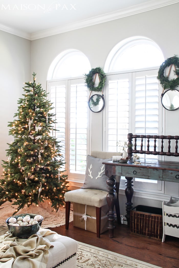 Gorgeous, simple Christmas home tour: natural greenery, winter woodland theme, sparkly touches, and simple reminder of the hope of the season. Tons of diy and decorating ideas | aiweb9ygdry.cmersite.com