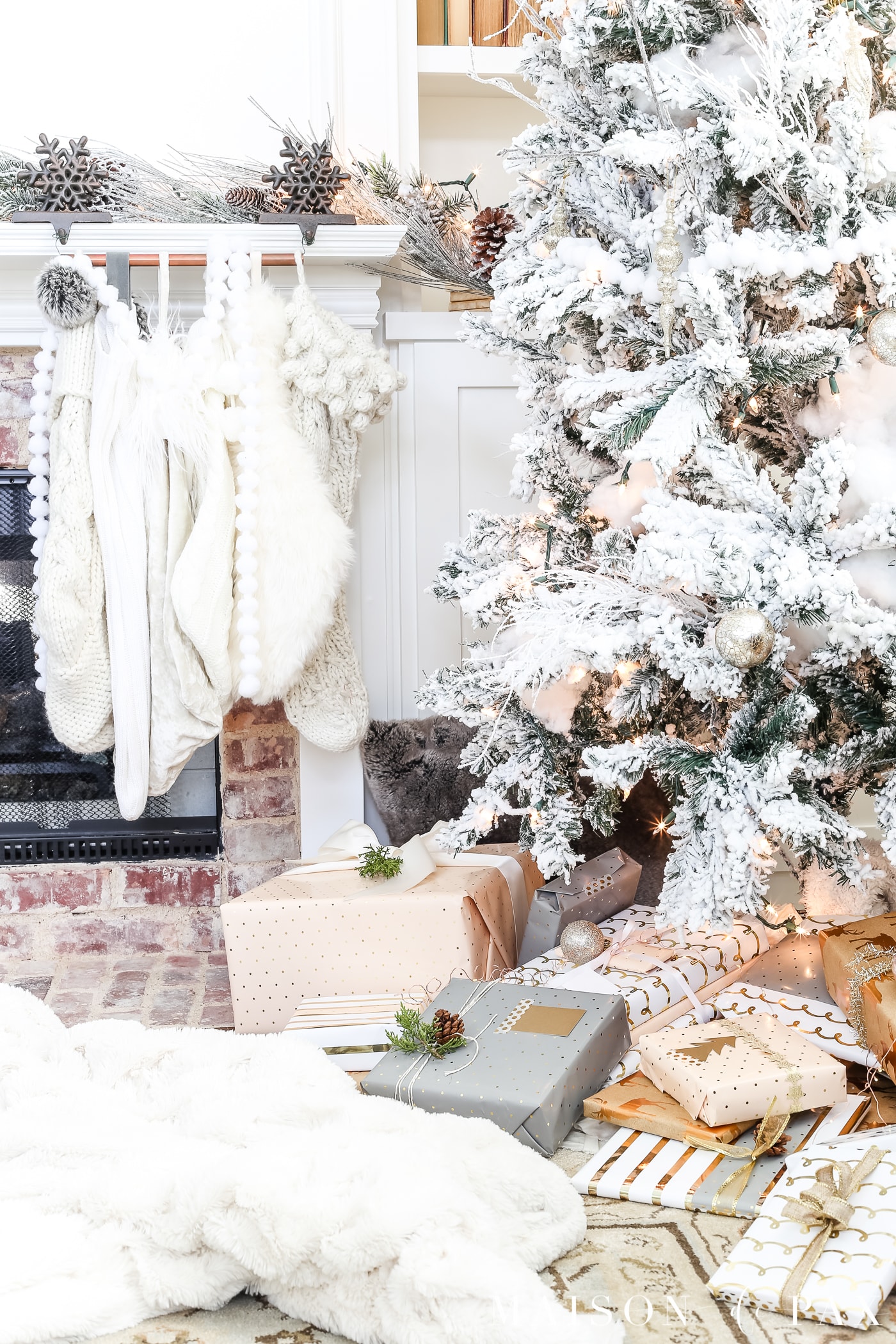 easy gift wrapping ideas: a variety of ribbons makes such a pretty picture #christmaspresents #giftwrap